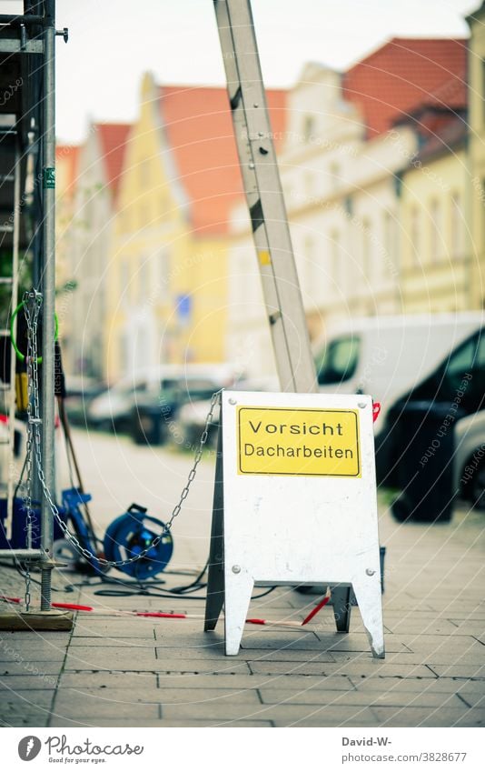 Baustelle - Warnung - Schild - Achtung Baustelle Dacharbeiten Dachdecker vorsicht Hinweis absperrung Leiter Versicherung Stadt