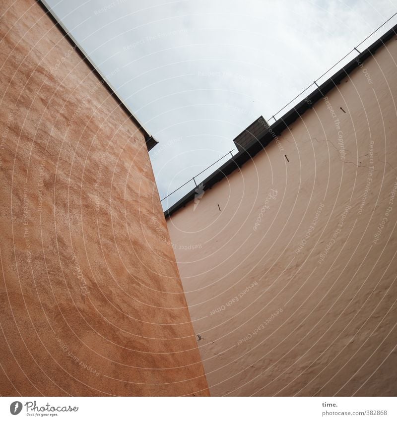 Mutterschiffe Mauer Wand Fassade Dach Dachrinne Hinterhof fensterlos bedrohlich dunkel groß hoch Stadt orange Partnerschaft Design Endzeitstimmung Gefühle