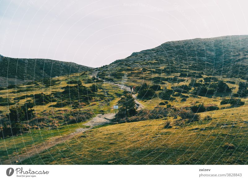 Blick auf einige Wanderer, die einen Berg besteigen Ausflügler Tourismus wandern Trekking Ausflug Abenteuer Bergsteigen reisen Route Laufsteg Weg Fußweg