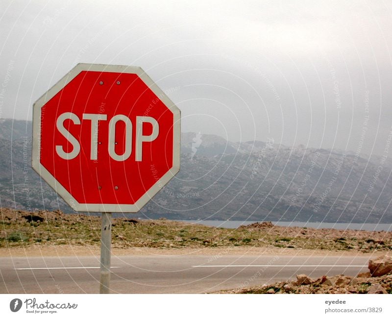 STOP! Stoppschild stoppen Meer Berge u. Gebirge Straße karg Felsen