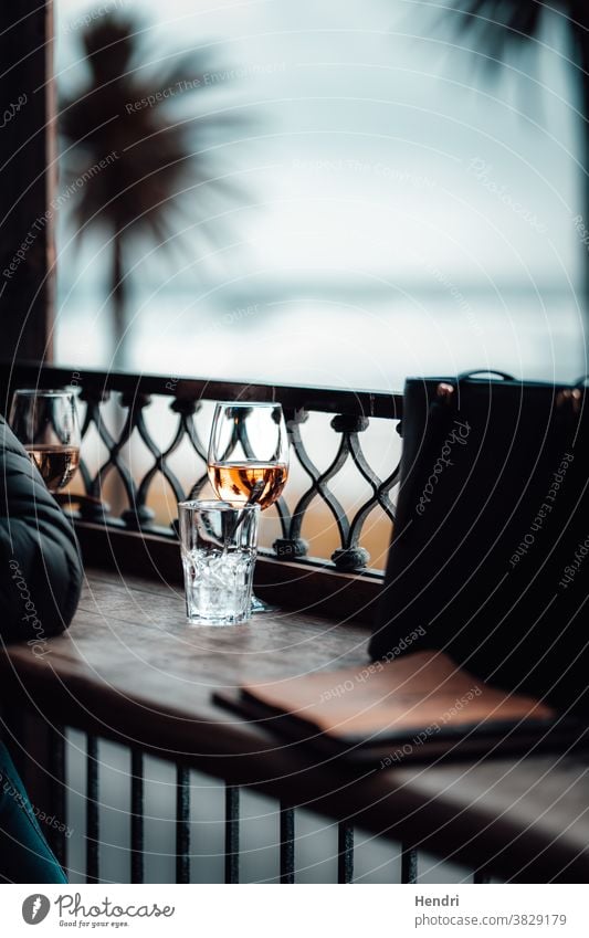 Menschen, die bei Sonnenuntergang ein Glas Wein am Strand genießen genießend von der Strand Bar Weinglas Alkohol trinken Getränk Restaurant Party Cocktailbar