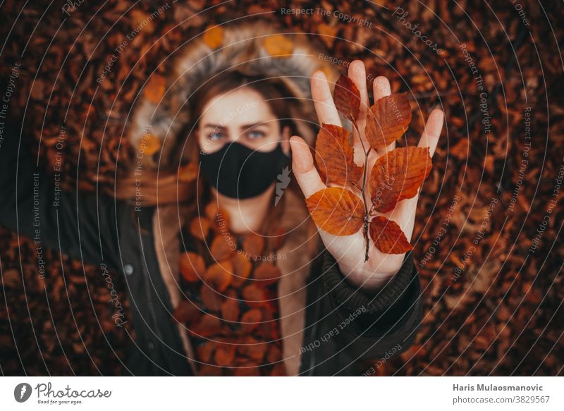 Schöne Frau hält Herbstblätter in der Hand Herbstfarben Herbstlaub Herbst-Vibes Hintergrund schön schöne Frau Kaukasier Feier Sauberkeit Kleidung Bekleidung