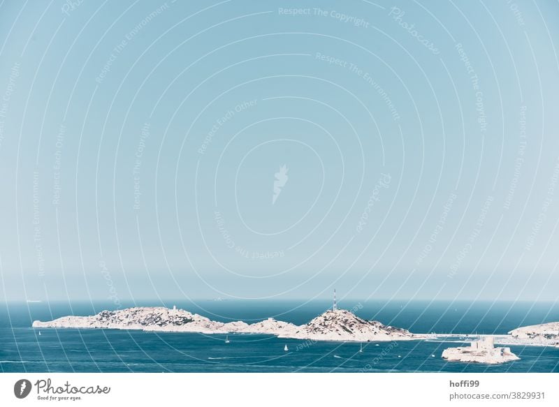 die Insel im Meer, zum greifen nah, im hellen mediterranen Licht - Reiselust und Fernweh inclusive Mittelmeer Frühling Sommer Sommerurlaub mediterranes Klima