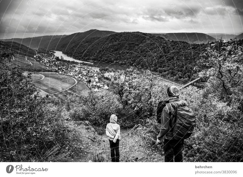 moseldramaqueen Weinberg Vater herbstlich Jahreszeiten Herbst Regen Sohn Kindheit Wanderer Hunsrück Moseltal Mosel (Weinbaugebiet) Flussufer Rheinland-Pfalz