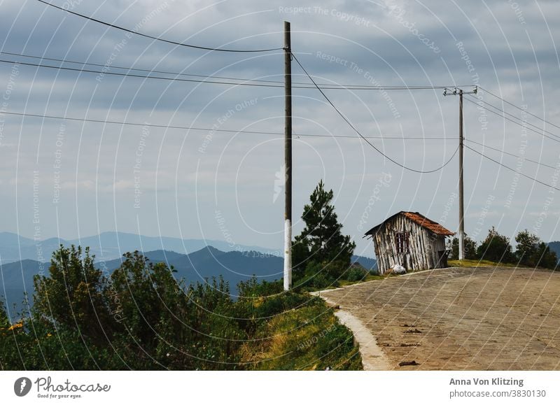 Panorama Straße Holzhütte Abhang Berge u. Gebirge Landschaft Außenaufnahme Menschenleer Ferien & Urlaub & Reisen Farbfoto Himmel Natur Stromleitung bewölkt