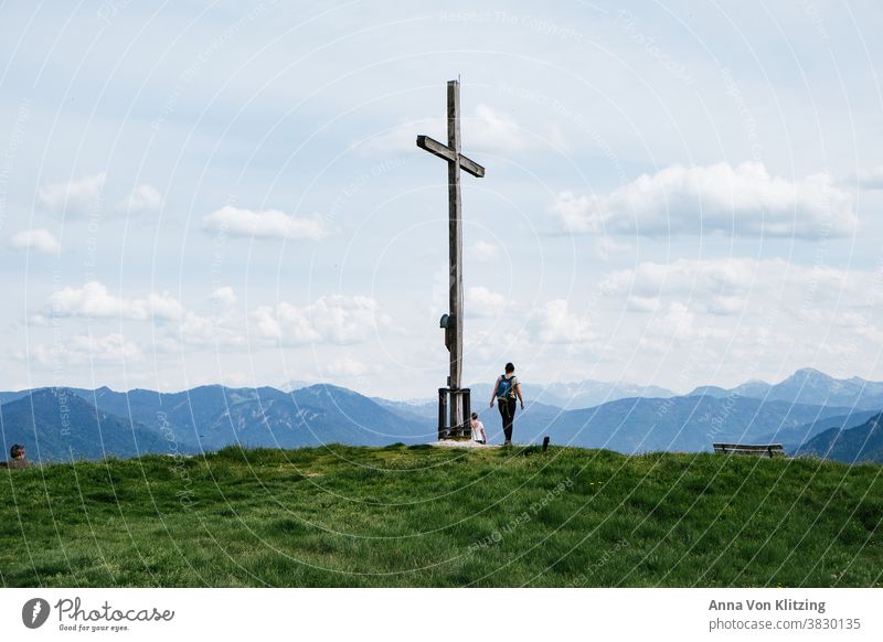 Gipfelkreuz Wanderung wandern Bergwiese Aussicht Alpen Österreich Bayern weite ganz oben urlaub in deutschland Urlaub zuhause Berge grün Wolkenhimmel