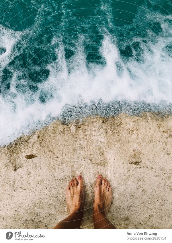 Nasse Füsse Wasser Wasserfall Sommer Sommerurlaub gebräunte Haut Ferien & Urlaub & Reisen Tourismus Außenaufnahme Farbfoto grün türkis fließendes wasser