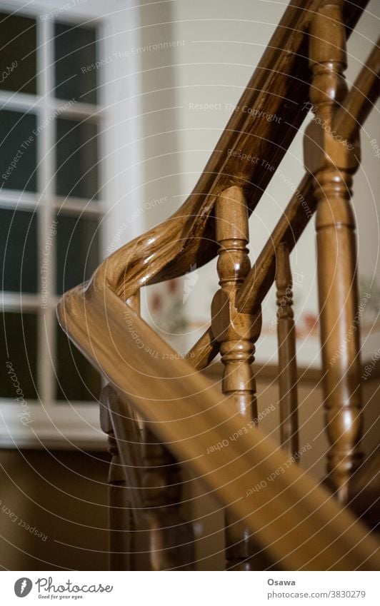 Treppenhaus Geländer Fenster Holz Handlauf Altbau Innenaufnahme Treppengeländer Menschenleer Haus aufwärts abwärts Wohnhaus Mehrfamilienhaus braun weiß