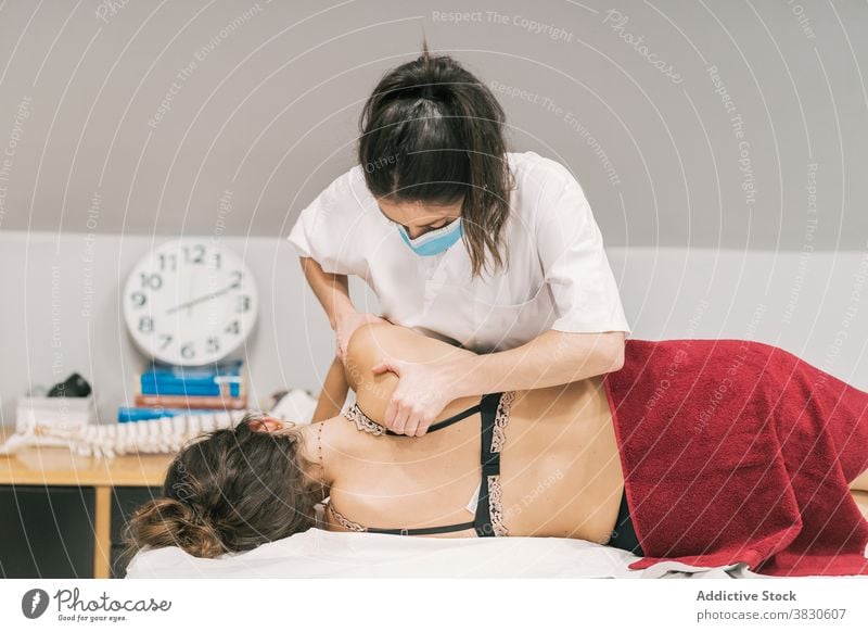 Masseurin macht therapeutische Massage für Patienten Rehabilitation Rücken Therapeut Therapie Leckerbissen Schulterblatt Klinik Medizin professionell Pflege