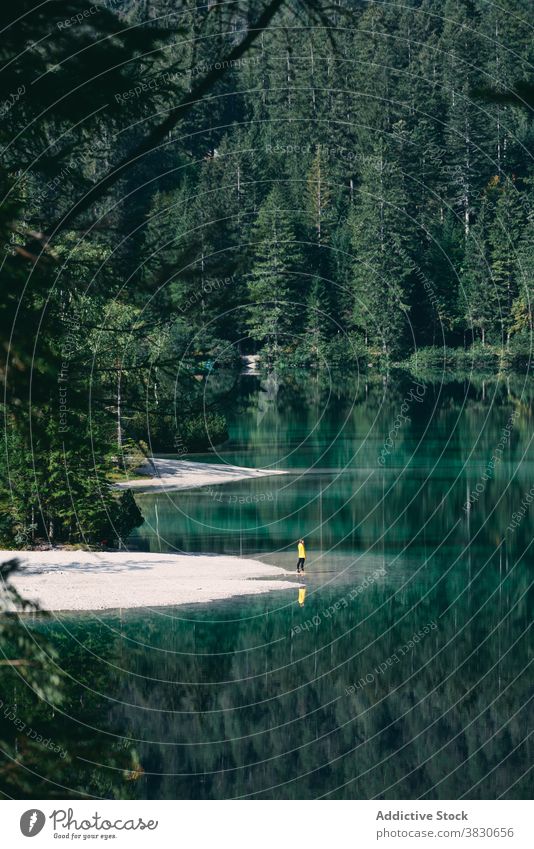 Anonymer Tourist steht am Ufer eines ruhigen Sees Reisender Natur Umwelt reisen genießen Urlaub Wälder Ausflug Teich bewundern sich[Akk] entspannen Landschaft