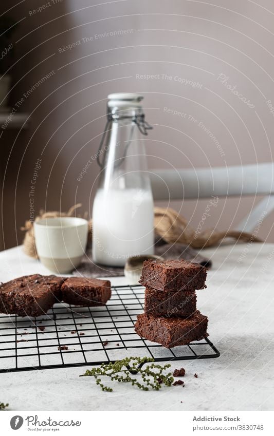 Schokoladensauce auf Brownie-Kuchen browinie eingießen Saucen Belag selbstgemacht Dessert süß Lebensmittel Küche Koch vorbereiten lecker geschmackvoll Gebäck