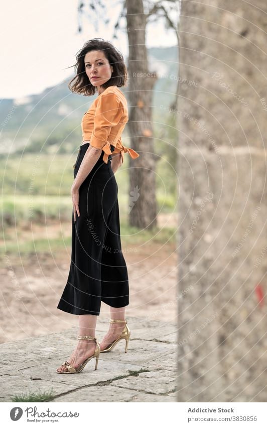 Wunderschöne Frau berührt Säulen im Park Spalte nachdenklich schlanke Outfit Architektur Außenseite Top Rock Bekleidung Kleidungsstück Vorschein tagsüber Stil