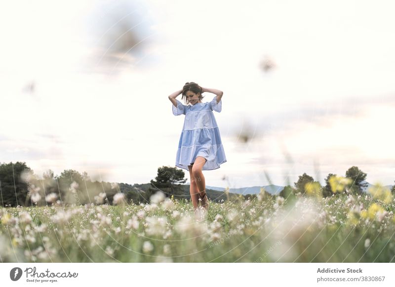 Glückliche Frau zu Fuß in Feld von Blumen im Sommer schlendern Wiese Spaziergang Sommerzeit Verlockung romantisch Freiheit Arme auseinander Gras Wald Natur