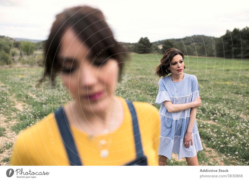 Fröhliche Frauen spazieren in Wiese im Sommer heiter Feld Spaziergang schlendern Wochenende Freizeit Zusammensein Glück Natur Waldgebiet Landschaft Blume