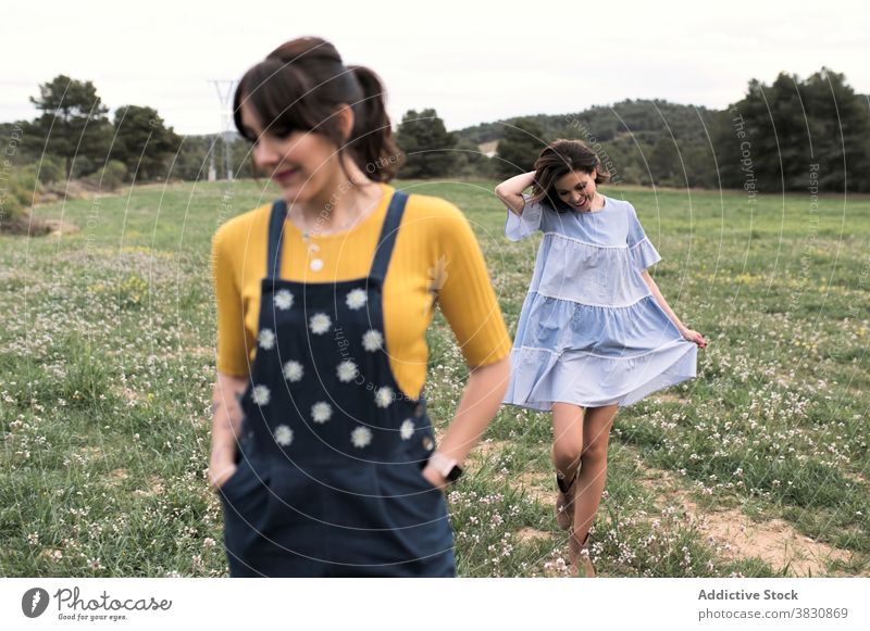 Fröhliche Frauen spazieren in Wiese im Sommer heiter Feld Spaziergang schlendern Wochenende Freizeit Zusammensein Glück Natur Waldgebiet Landschaft Blume