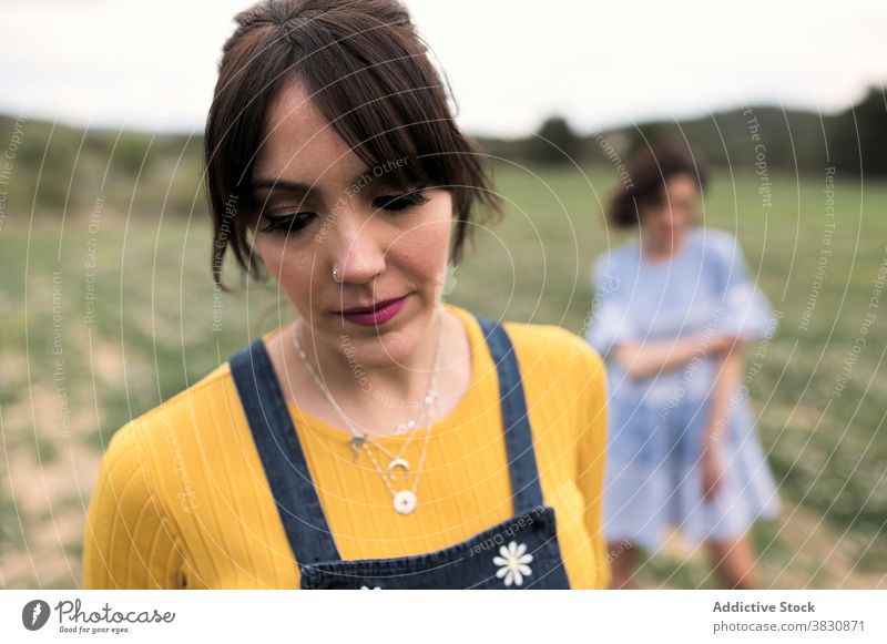 Fröhliche Frauen spazieren in Wiese im Sommer heiter Feld Spaziergang schlendern Wochenende Freizeit Zusammensein Glück Natur Waldgebiet Landschaft Blume