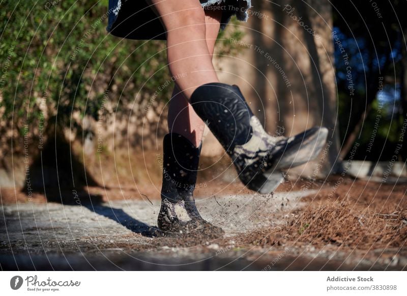 Frau in stilvollen Stiefeln stehen auf Schnee im Herbst Wald Bein Stil Schuhe Saison Natur Schritt Park kalt trendy Wetter Abenteuer reisen lässig Mode elegant