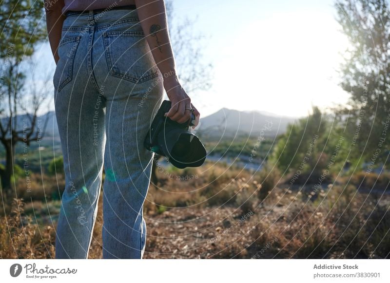 Frau mit Fotokamera erkundet die Natur vom Hügel aus Fotoapparat Wald Berge u. Gebirge Herbst Reisender Wanderer Fotograf Abenteuer reisen Landschaft Tourismus