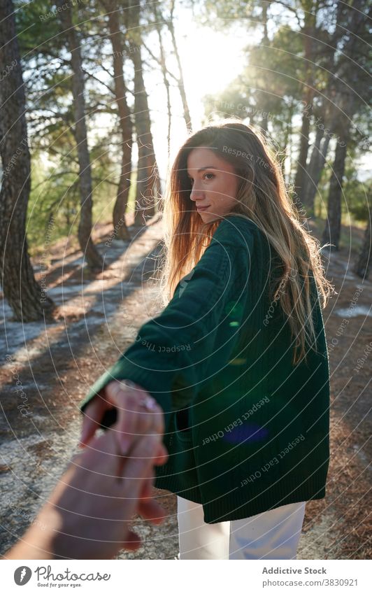 Junge Frau gefolgt von Freund zu Fuß im Wald Paar mir folgen Händchenhalten Zusammensein Wälder Natur Herbst Partnerschaft romantisch Spaziergang Liebe