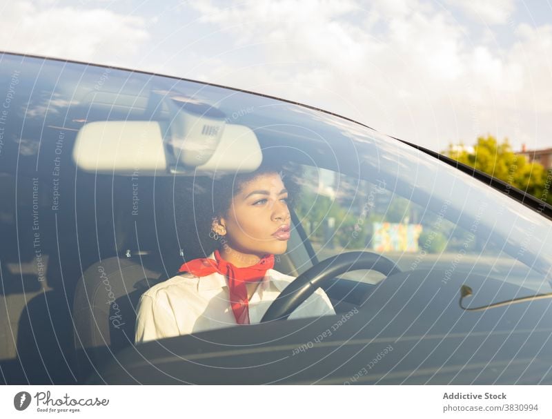 Ernste schwarze Frau fährt Auto Fahrer ernst selbstbewusst beschäftigt Arbeit Verkehr nachdenklich Automobil Laufwerk Dame Afroamerikaner Kommunizieren Straße