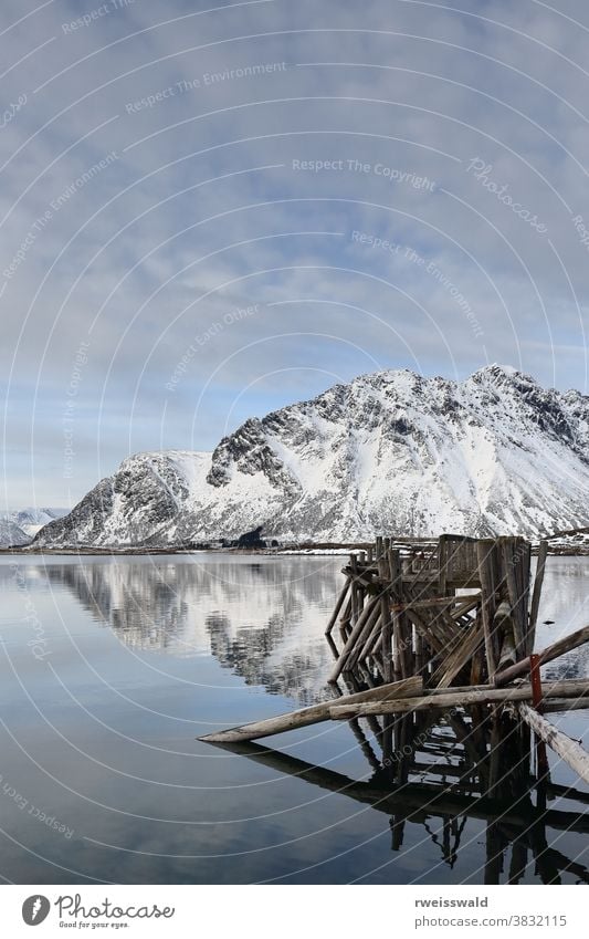 Überreste der alten Fähranlegestelle Gimsoystraumen-Kanal-Strom. Lyngvaer-Austvagoya-Lofoten-Inseln-Norwegen. 0171 Landen Anlegestelle Liegeplatz Pier Dock