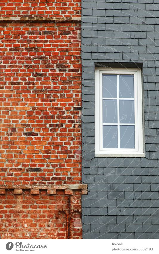 Fenster auf Ziegelfassade, etretat-normandie Porte daval ein Fenster Baustein Fassade weißes Fenster offen Fensterläden Außenseite Gebäude Étretat Normandie