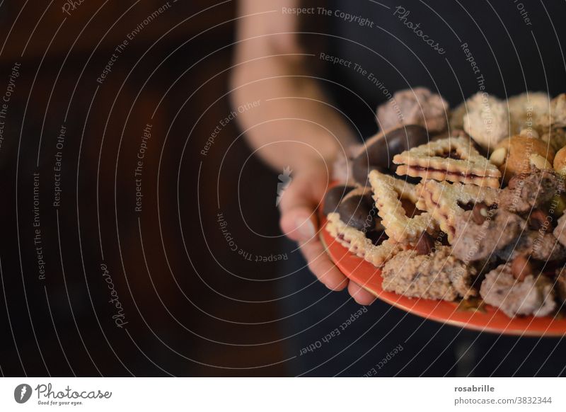 jemand noch ein Weihnachtsplätzchen? - Hände einer Frau halten einen Plätzchenteller und bieten selbstgemachte Kekse an Weihnachten Weihnachtsbäckerei Teller