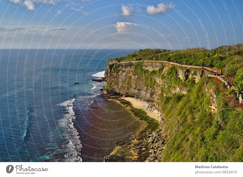 Blick auf die Küstenlinie in der Nähe des Uluwatu-Tempels auf Bali Indonesien uluwatu schön Klippe Landschaft Natur Meer MEER Himmel Sommer reisen Wasser winken