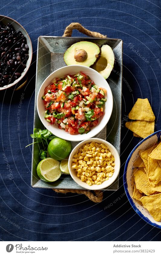 Zutaten für die mexikanische Küche Lebensmittel Chilaquiles Speise Tortilla Frühstück schwarze Bohnen nachos Koriander Saucen gebraten Mahlzeit Chips frisch