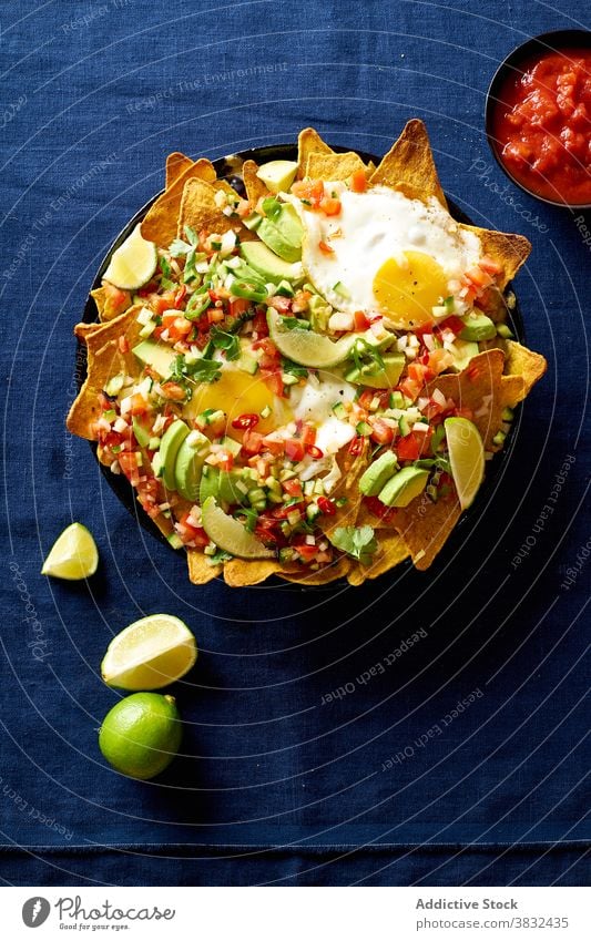 Gericht Chilaquiles mit Avocado Lebensmittel Speise mexikanisch Tortilla Draufsicht Frühstück Overhead schwarze Bohnen nachos Koriander Saucen gebraten Mahlzeit