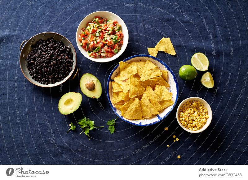 Zutaten für die mexikanische Küche Lebensmittel Chilaquiles Speise Tortilla Frühstück schwarze Bohnen nachos Koriander Saucen gebraten Mahlzeit Chips frisch