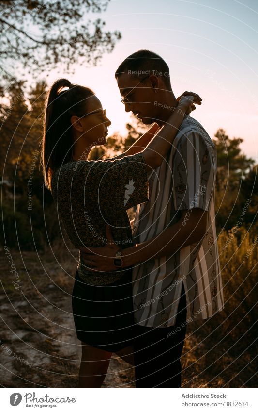 Verliebtes Paar umarmt in der Natur bei Sonnenuntergang Liebe Umarmung sanft Abend Stil Zusammensein Partnerschaft Himmel romantisch Freund Zuneigung lässig