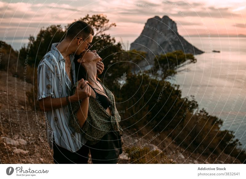 Verliebtes Paar, das sich bei Sonnenuntergang küsst Kuss MEER Leidenschaft Liebe amourös kuscheln Hügel Partnerschaft Umarmen romantisch Zuneigung Zusammensein