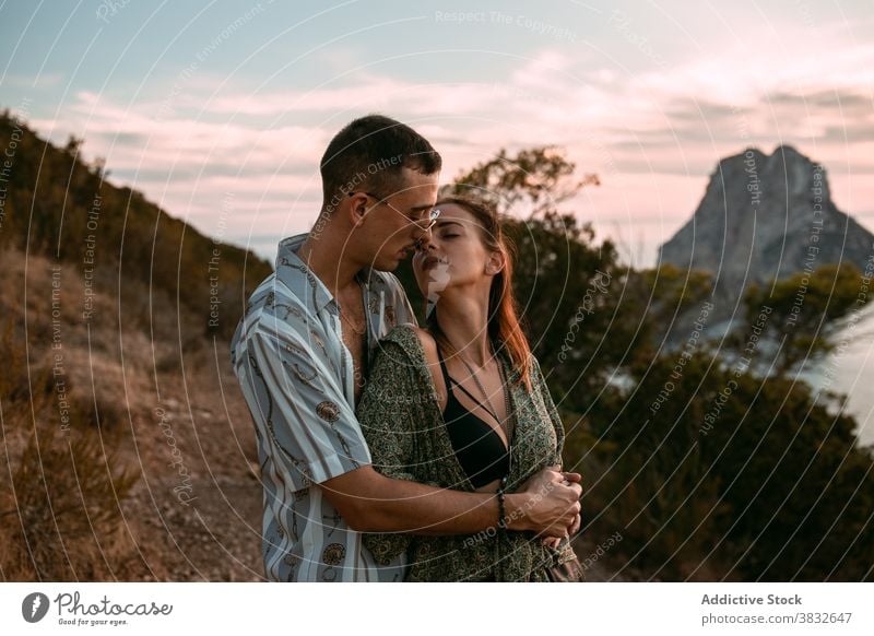 Verliebtes Paar, das sich bei Sonnenuntergang küsst Kuss MEER Leidenschaft Liebe amourös kuscheln Hügel Partnerschaft Umarmen romantisch Zuneigung Zusammensein