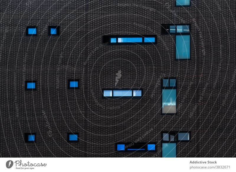 Gebäude mit kreativen Fenstern in der Stadt Architektur Hintergrund Wand Form Geometrie Konfektionsgröße modern abstrakt wohnbedingt dunkel Glas Außenseite