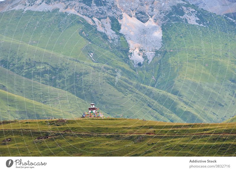 Hohe, begrünte Berge mit Schrein Hochland Berge u. Gebirge Landschaft Berghang Tal Gebäude Natur Umwelt Felsen Hügel Provinz ländlich Haus Ausflugsziel Gras