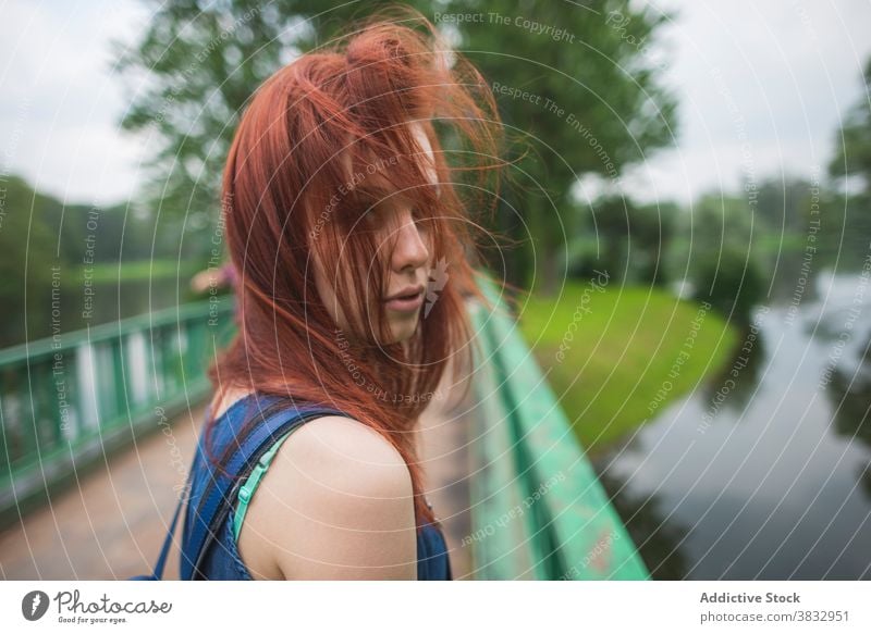 Hipster Frau mit Rucksack steht auf Fußgängerbrücke über Fluss Steg Reisender Insel Brücke Weg allein erkunden Saint Petersburg Russland russische föderation