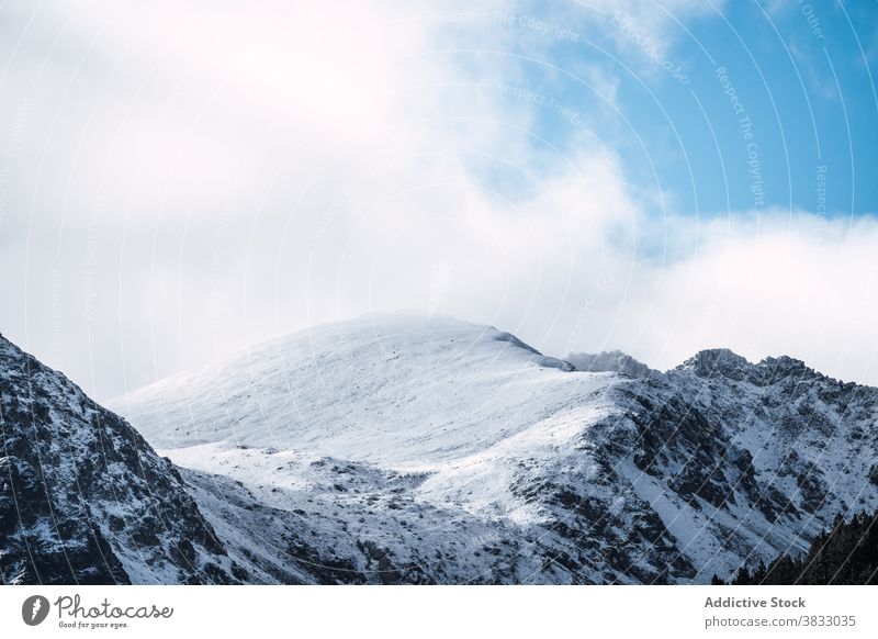 Rocky Mountain Grat mit Schnee bedeckt Berge u. Gebirge Felsen Ambitus Kamm rau Berghang Gipfel Cloud Panorama kalt majestätisch Landschaft felsig Pyrenäen