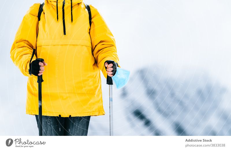 Unbekannter Reisender in den Bergen im Winter Berge u. Gebirge Schnee Trekking Wanderung Mast Natur Hochland Bergsteiger Pyrenäen-Berge Andorra Wanderer