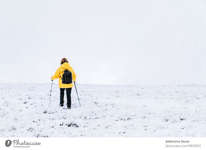 Unbekannter Reisender in den Bergen im Winter Berge u. Gebirge Schnee Trekking Wanderung Mast Natur Hochland Bergsteiger Pyrenäen-Berge Andorra Wanderer