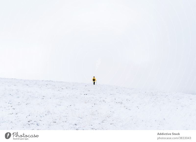 Unbekannter Reisender in den Bergen im Winter Berge u. Gebirge Schnee Trekking Wanderung Mast Natur Hochland Bergsteiger Pyrenäen-Berge Andorra Wanderer