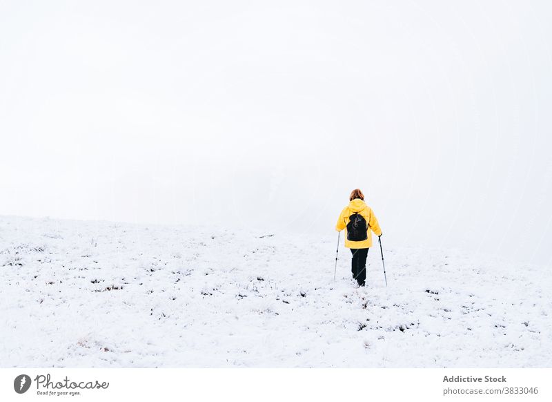 Unbekannter Reisender in den Bergen im Winter Berge u. Gebirge Schnee Trekking Wanderung Mast Natur Hochland Bergsteiger Pyrenäen-Berge Andorra Wanderer