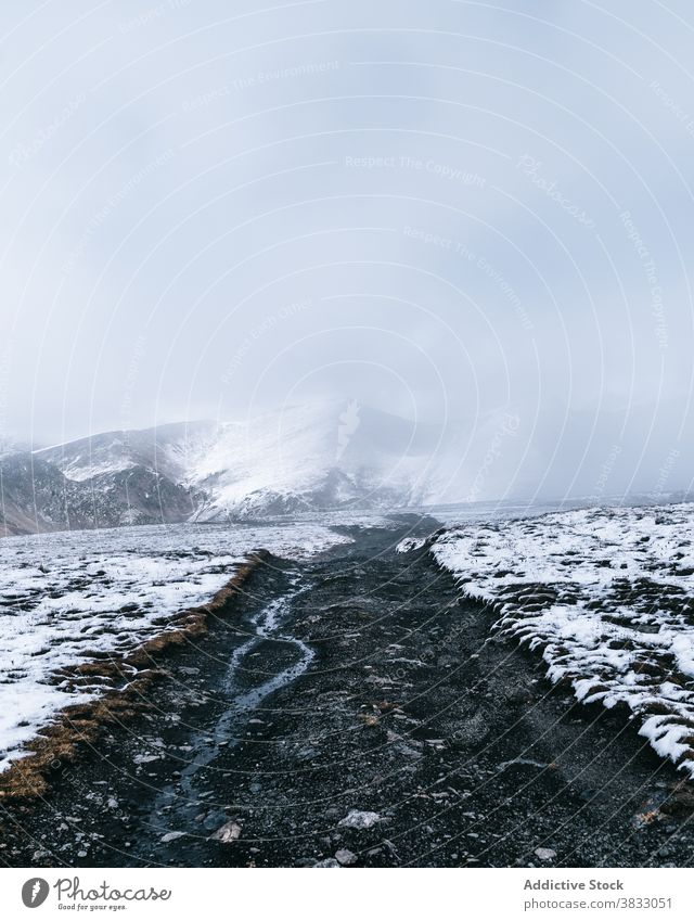 Straße in bergigem Gebiet im Winter Berge u. Gebirge Schnee Hochland Gelände kalt Winterzeit Weg Landschaft Pyrenäen-Berge Andorra Natur malerisch Saison