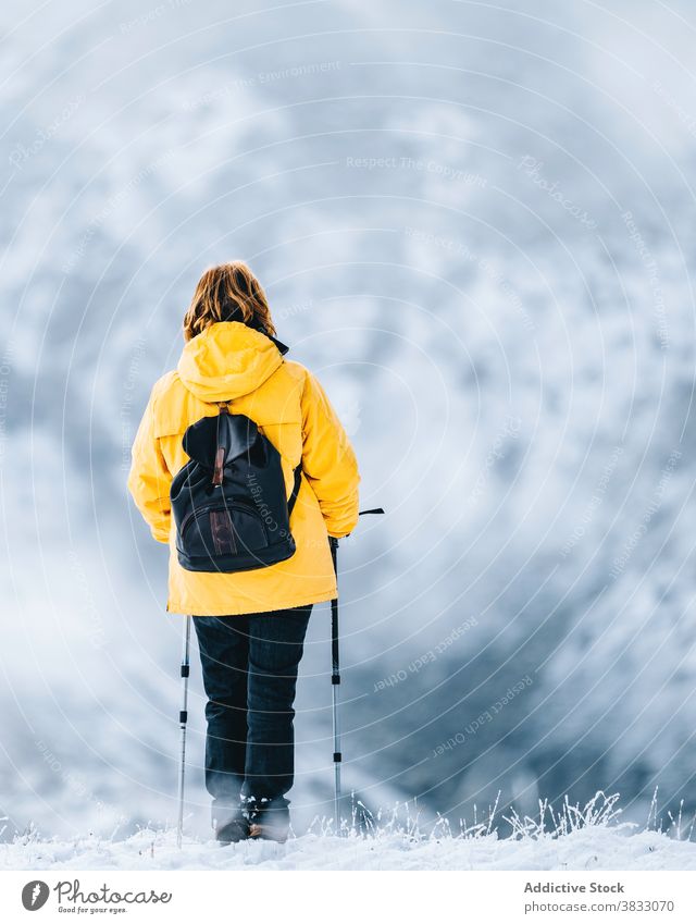 Unbekannter Reisender in den Bergen im Winter Berge u. Gebirge Schnee Trekking Wanderung Mast Natur Hochland Bergsteiger Pyrenäen-Berge Andorra Wanderer