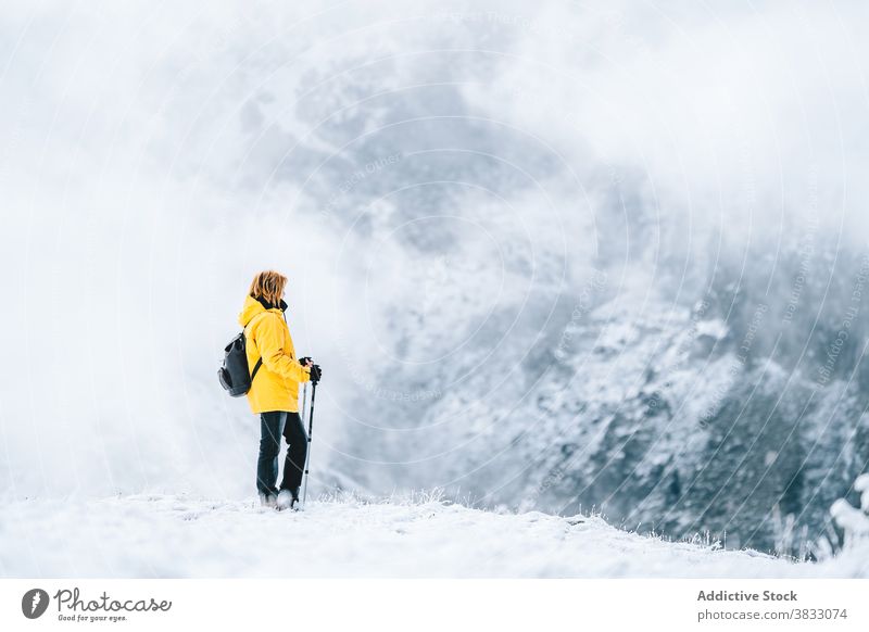 Unbekannter Reisender in den Bergen im Winter Berge u. Gebirge Schnee Trekking Wanderung Mast Natur Hochland Bergsteiger Pyrenäen-Berge Andorra Wanderer