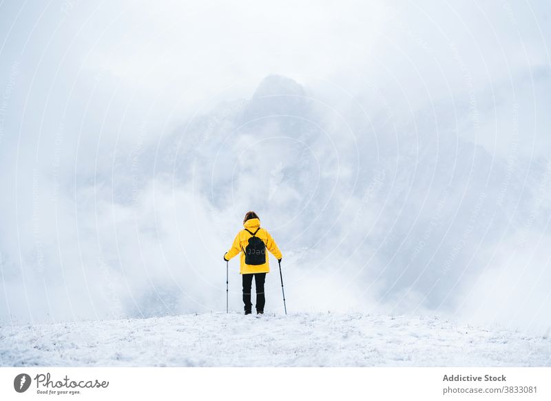 Unbekannter Reisender in den Bergen im Winter Berge u. Gebirge Schnee Trekking Wanderung Mast Natur Hochland Bergsteiger Pyrenäen-Berge Andorra Wanderer