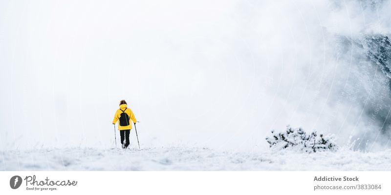 Unbekannter Reisender in den Bergen im Winter Berge u. Gebirge Schnee Trekking Wanderung Mast Natur Hochland Bergsteiger Pyrenäen-Berge Andorra Wanderer