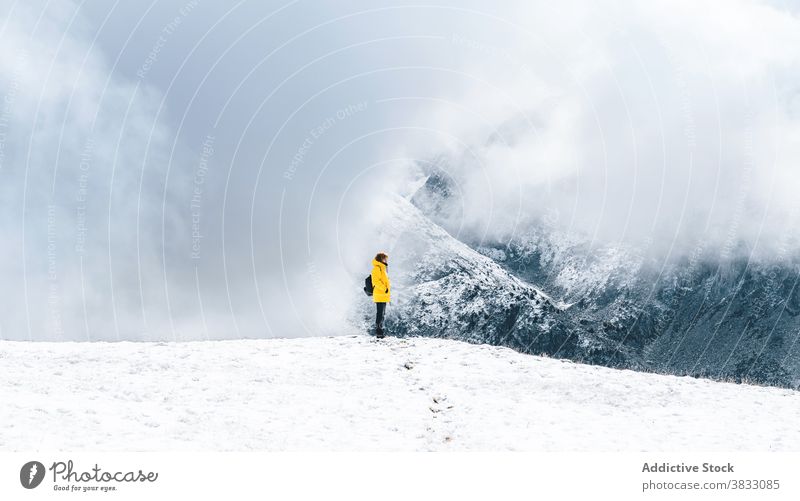 Unbekannter Reisender in den Bergen im Winter Berge u. Gebirge Schnee Trekking Wanderung Mast Natur Hochland Bergsteiger Pyrenäen-Berge Andorra Wanderer