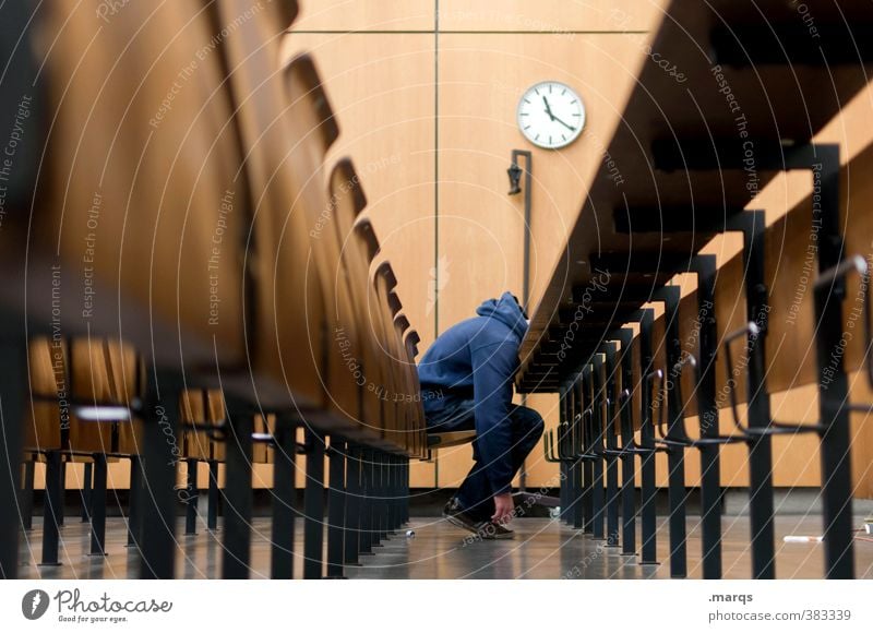 Enttäuschung Bildung Erwachsenenbildung lernen Studium Student Hörsaal Karriere Erfolg Mensch maskulin Junger Mann Jugendliche Körper 1 Uhr sitzen Müdigkeit