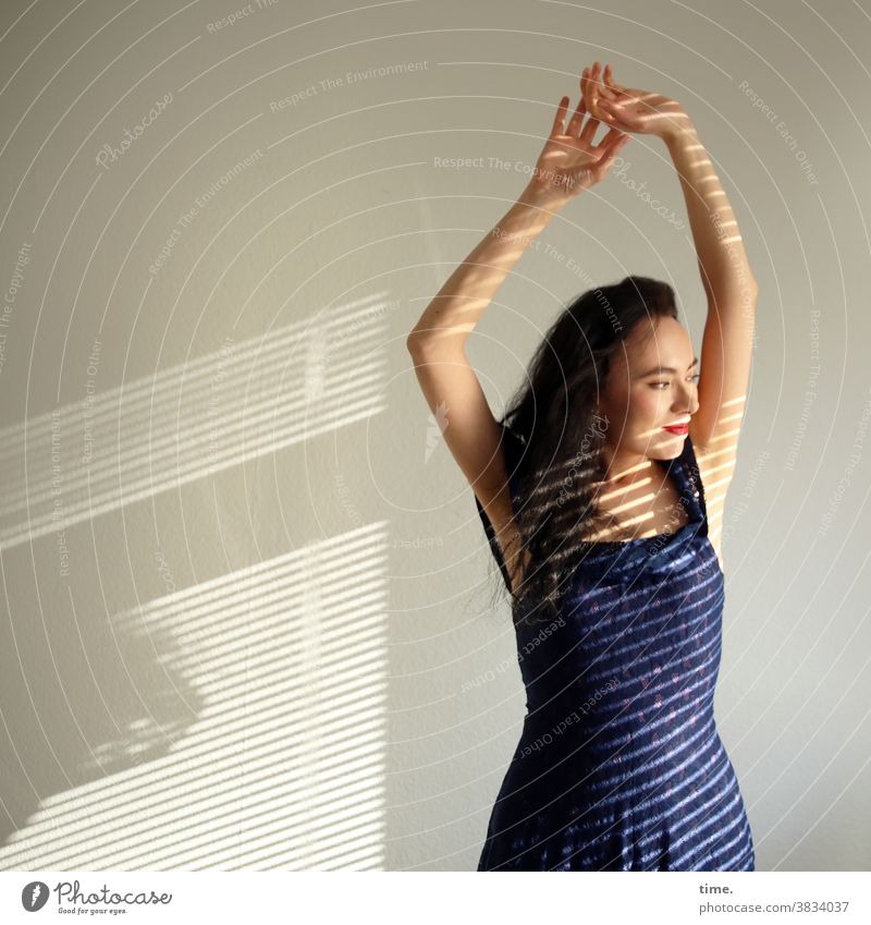 Sirinya portrait langhaarig dunkelhaarig kleid freundlich fröhlich entspannt sonnenlicht schatten streifen lichtstreifen profil